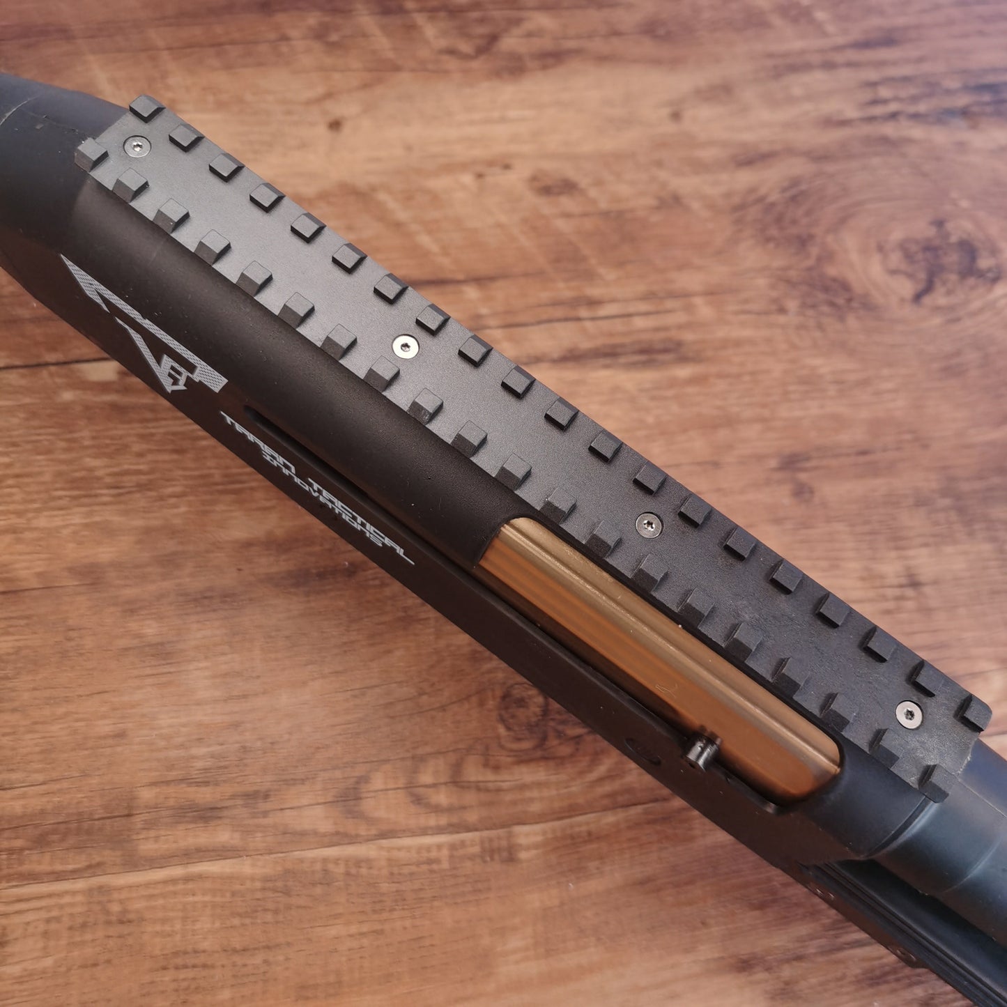 UDL M870 Schrotflintenblaster mit Patronenauswurf