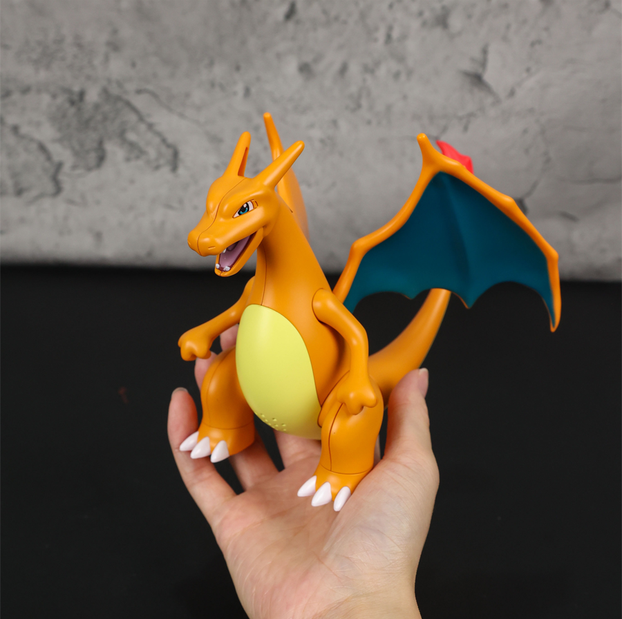 Figurine Charizard à brumisation électrique sonore